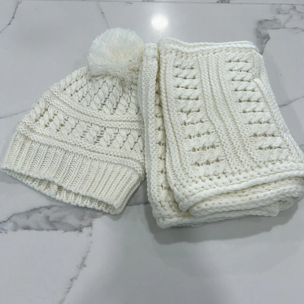 Max‎ Studio New Without Tags Hat and Scarf Set Ivory